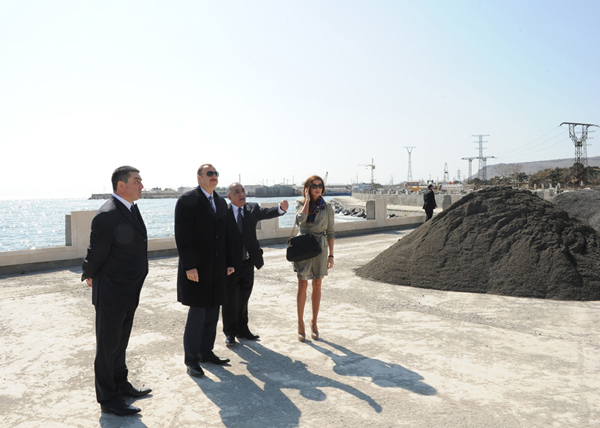 Президент Ильхам Алиев и его супруга Мехрибан Алиева ознакомились с работой, осуществляемой вокруг Площади Государственного флага [Фото]