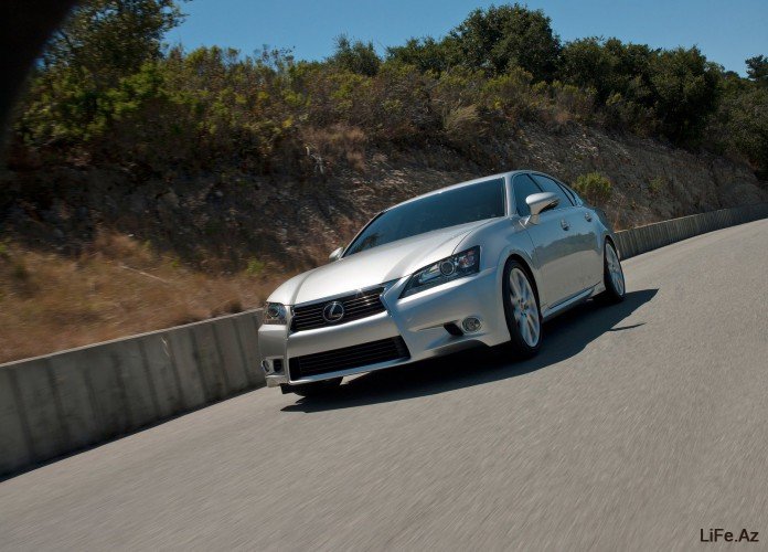 Компания Lexus показала первые фотографии новых версий седана GS