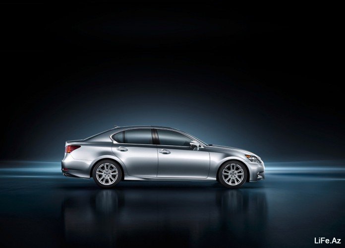 Компания Lexus показала первые фотографии новых версий седана GS