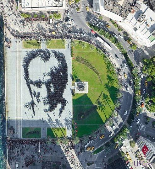 В Измире из людей сделали гигантский портрет Ататюрка
