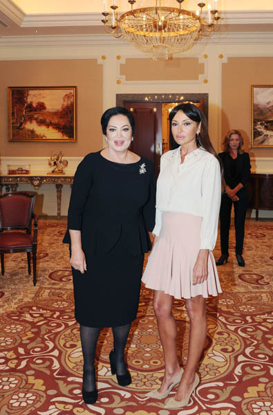 Первая леди Азербайджана встретилась с известной турецкой актрисой Тюркан Шорай