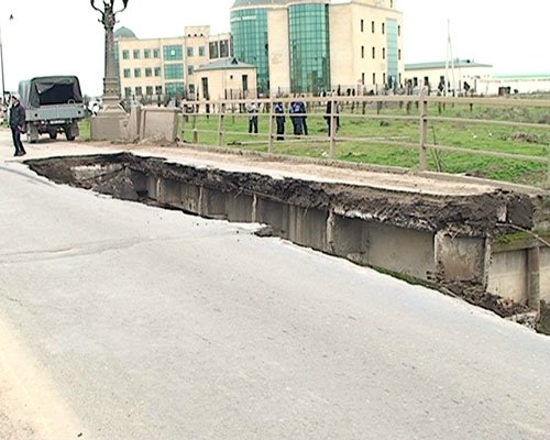 На магистральной дороге в Азербайджане обрушился мост, дорога закрыта [Фото]