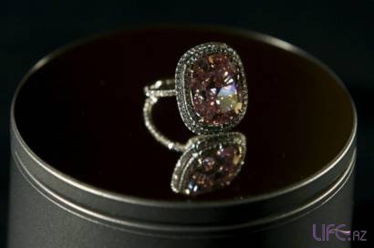Розовый бриллиант ушел с молотка за $28 млн в Женеве