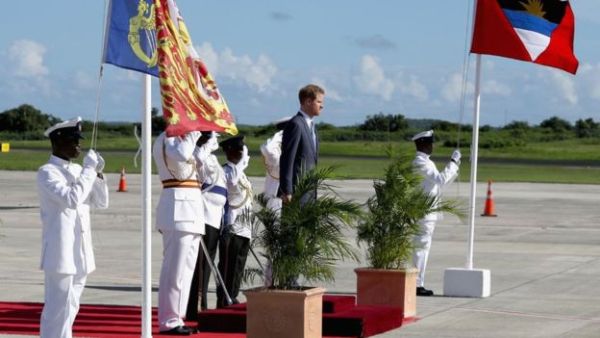 Принц Гарри начал "полное развлечений" турне по Карибским островам