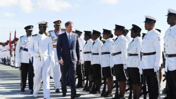 Принц Гарри начал "полное развлечений" турне по Карибским островам