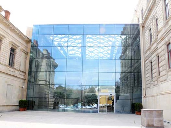 Всемирный флешмоб «Манекен челлендж» в азербайджанском музее