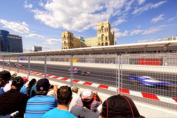 В Баку начали доставлять гоночные болиды «Формулы-1»