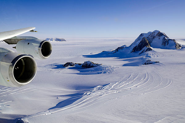 Рост огромной трещины в Антарктиде показали на видео