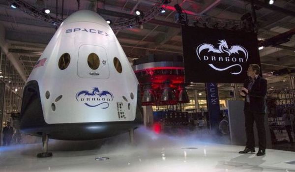 Илон Маск анонсировал полет двух туристов к Луне в 2018 году