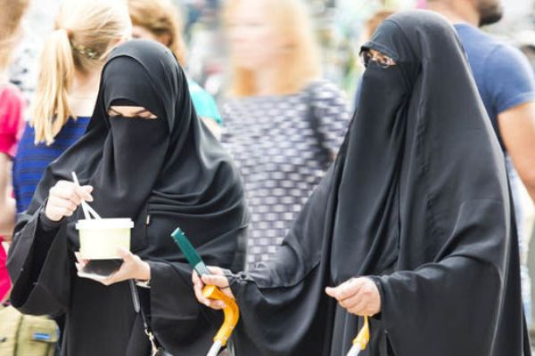 В Австрии официально запретили мусульманские бурки