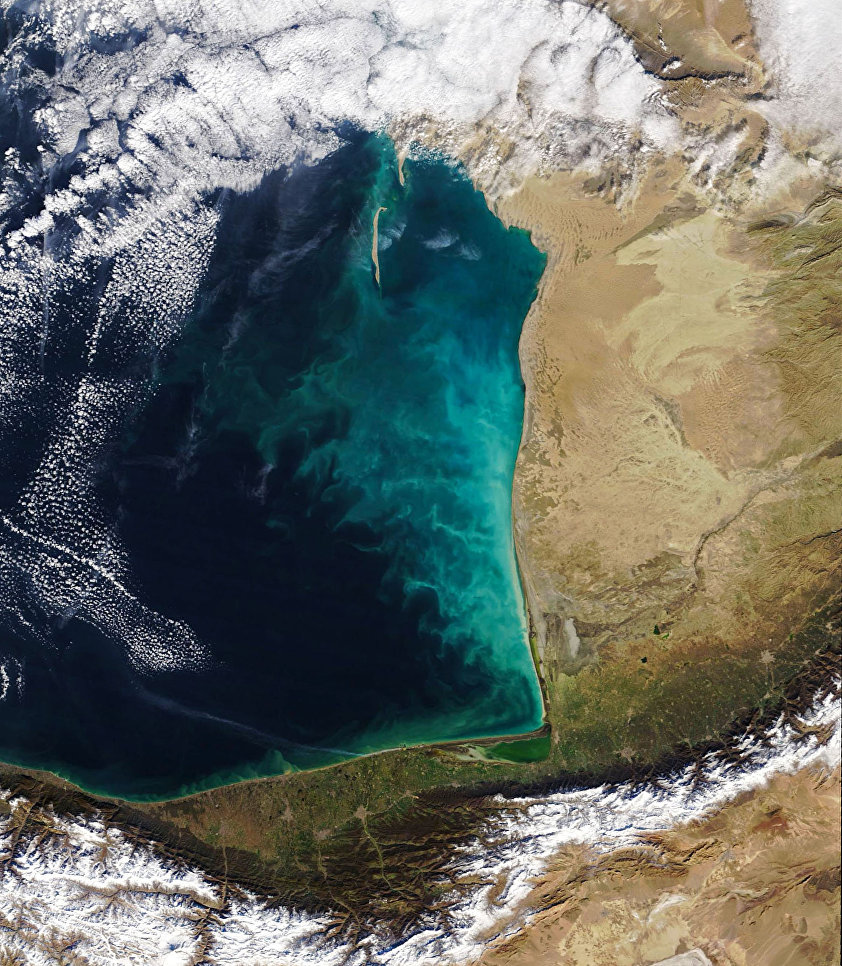 NASA засняла «молочные вихри» в Каспийском море