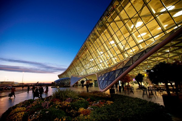 За 7 месяцев Международный аэропорт Гейдар Алиев обслужил 2,5 млн пассажиро ...