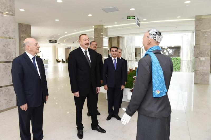 Робот София пообщалась с Президентом Ильхамом Алиевым