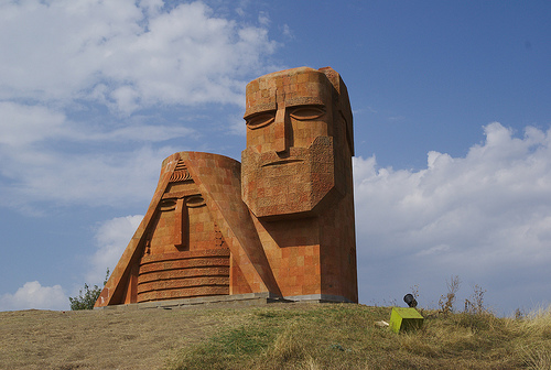 Павильон Азербайджана в виде памятника «Мы – наши горы» привел армян в бешенство