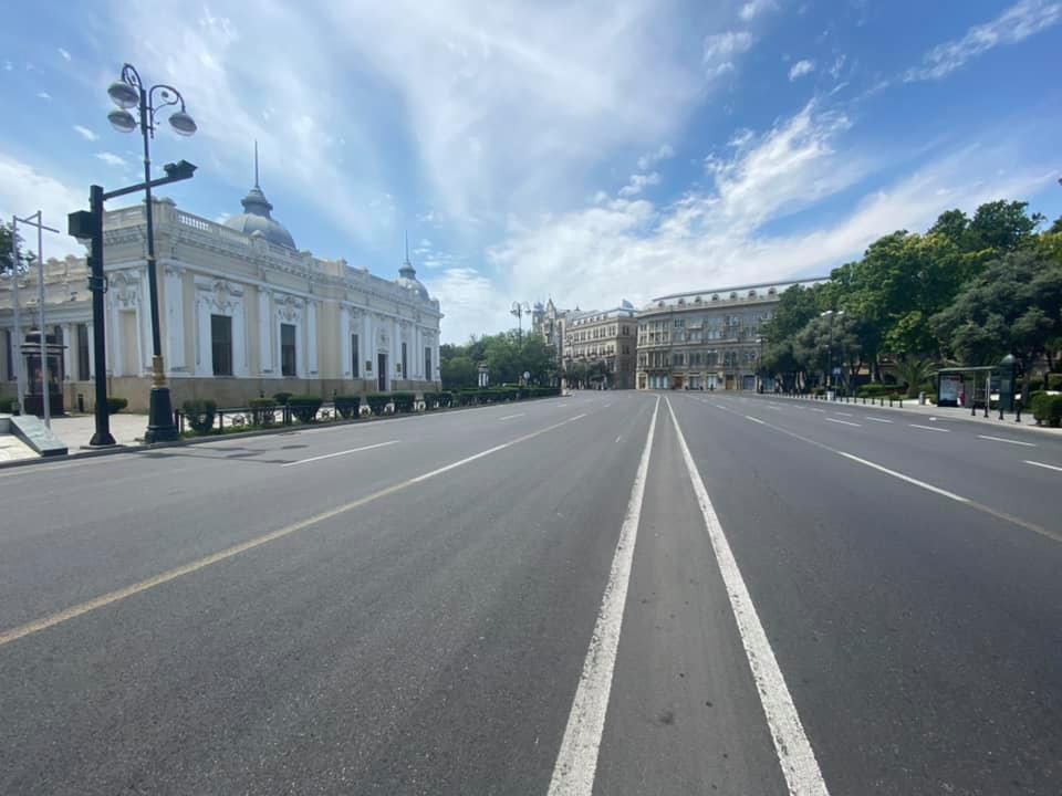 Пустые улицы карантинного Баку