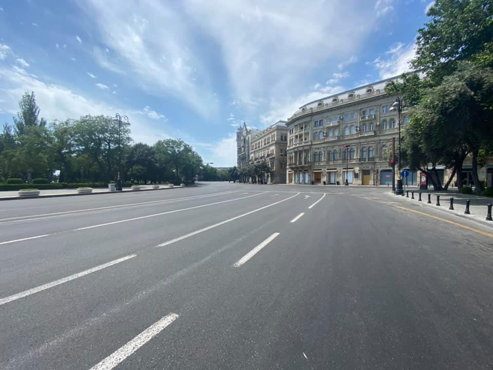 Пустые улицы карантинного Баку
