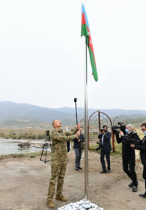 Президент Ильхам Алиев поднял флаг Азербайджана в Физули, Джабраиле и на Худаферинском мосту