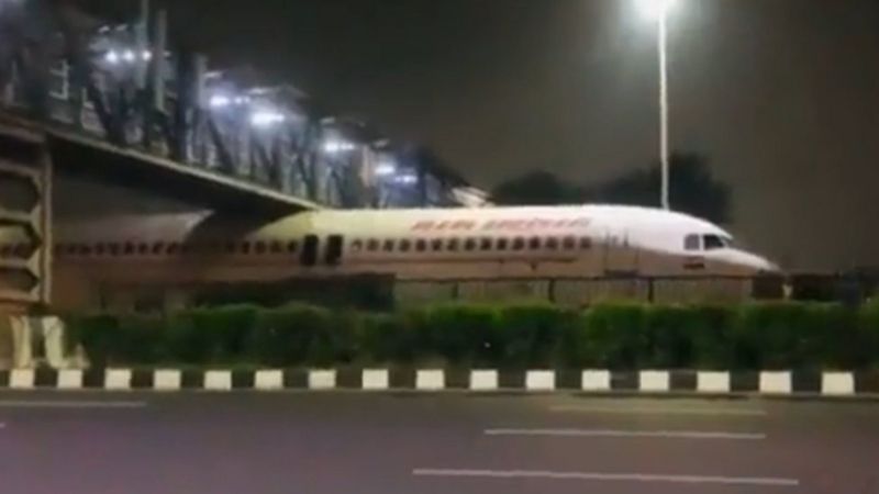 Самолет застрял под пешеходным мостом в Индии