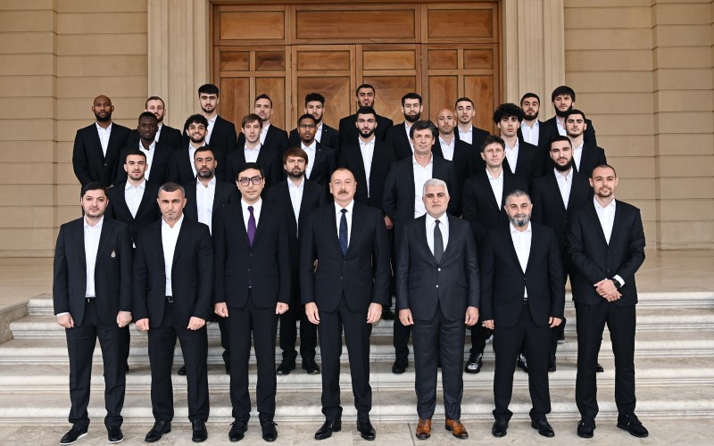 Президент Ильхам Алиев принял членов футбольного клуба "Карабах"