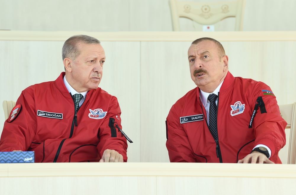 Президент Ильхам Алиев, Президент Реджеп Тайип Эрдоган, Первые леди Мехрибан Алиева и Эмине Эрдоган наблюдали за авиашоу на «ТЕХНОФЕСТ Азербайджан»