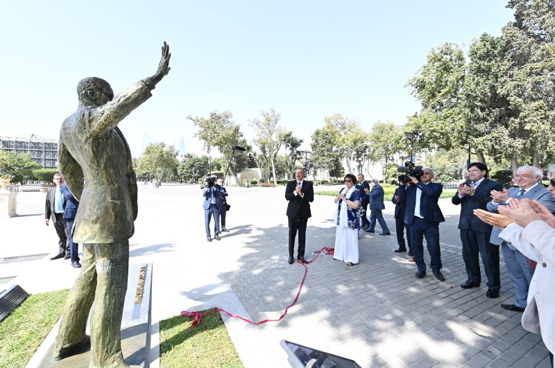 Ильхам Алиев и Мехрибан Алиева приняли участие в открытии памятника Муслиму Магомаеву