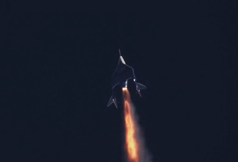 Virgin Galactic выполнила первый туристический полёт на границу космоса